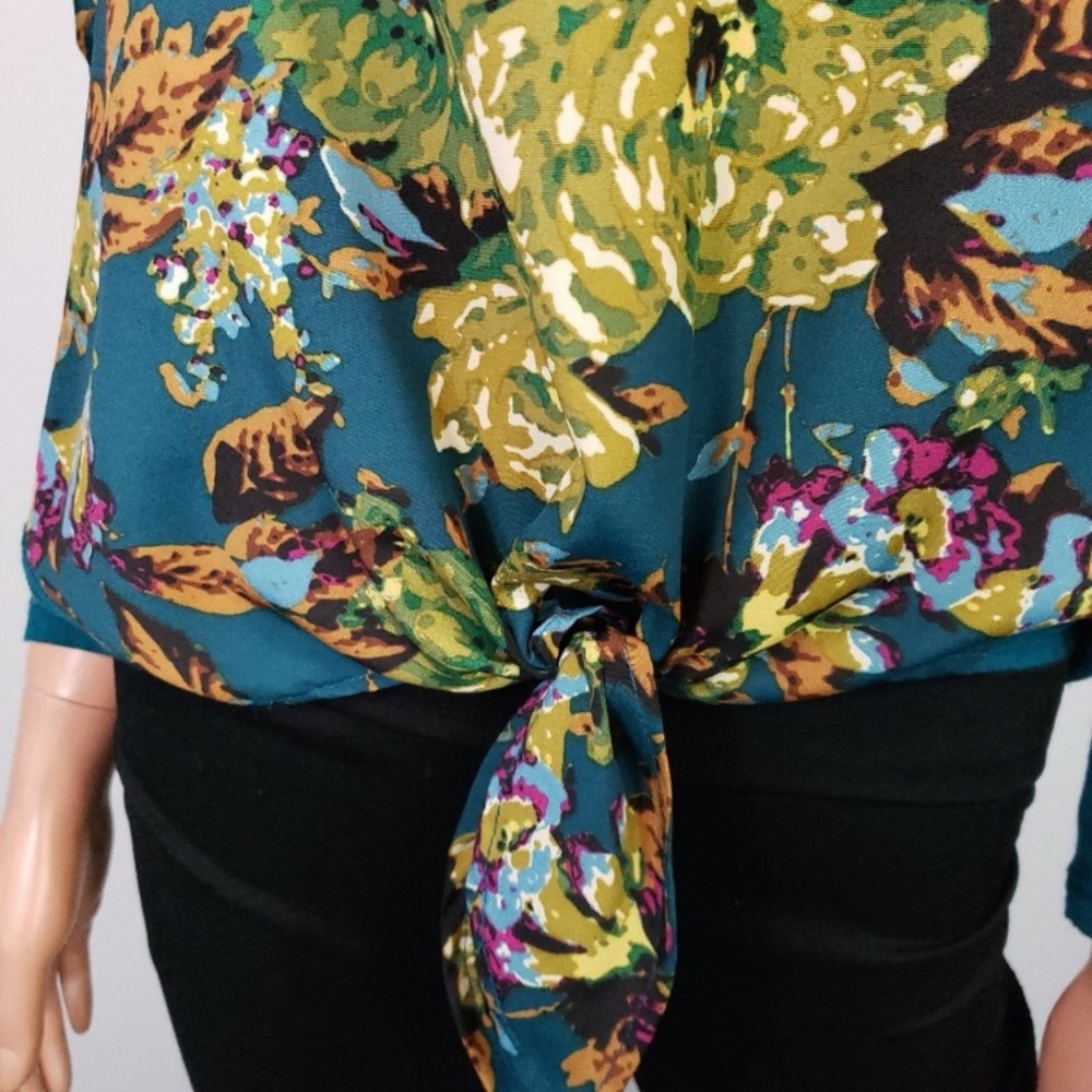 Beautiful top - Picture 2 of 5